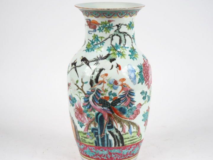 Chine, début XXe siècle,  Vase balustre en porcelaine et émaux de la f