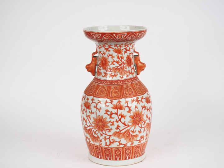Chine, fin XIXe siècle Vase balustre en porcelaine et émail corail à d