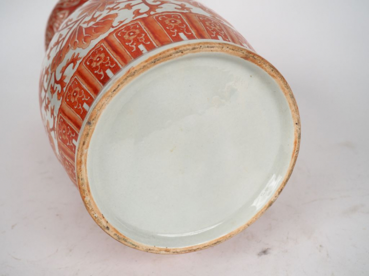 Chine, fin XIXe siècle Vase balustre en porcelaine et émail corail à d