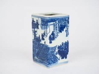 Vente aux enchères Chine, XXe siècle, Vase en porcelaine bleu blanc à décor au pochoir d’