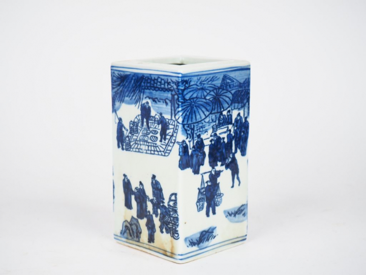 Chine, XXe siècle, Vase en porcelaine bleu blanc à décor au pochoir d’