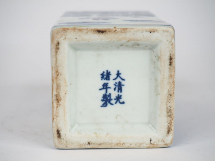 Chine, XXe siècle, Vase en porcelaine bleu blanc à décor au pochoir d’