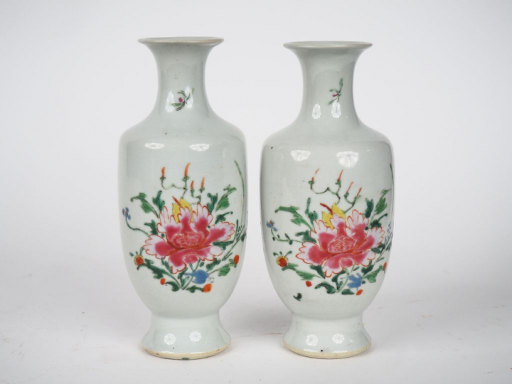 Chine, début XXe siècle,  Paire de vases de forme balustre en émaux de