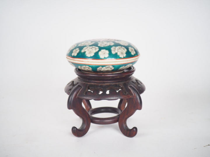 Chine, XXe siècle, Petite boîte à cire en porcelaine à décor de fleurs