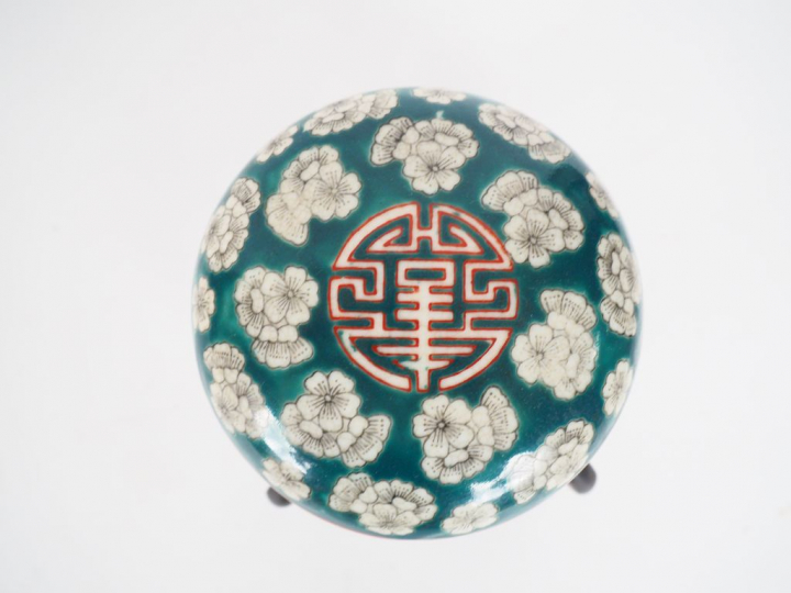 Chine, XXe siècle, Petite boîte à cire en porcelaine à décor de fleurs