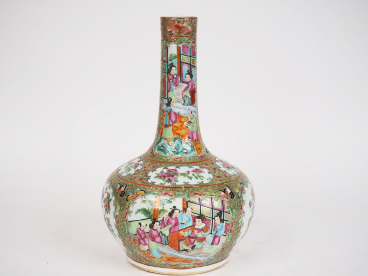 Chine, vers 1900, Vase pansu à long col en porcelaine et émaux de Cant