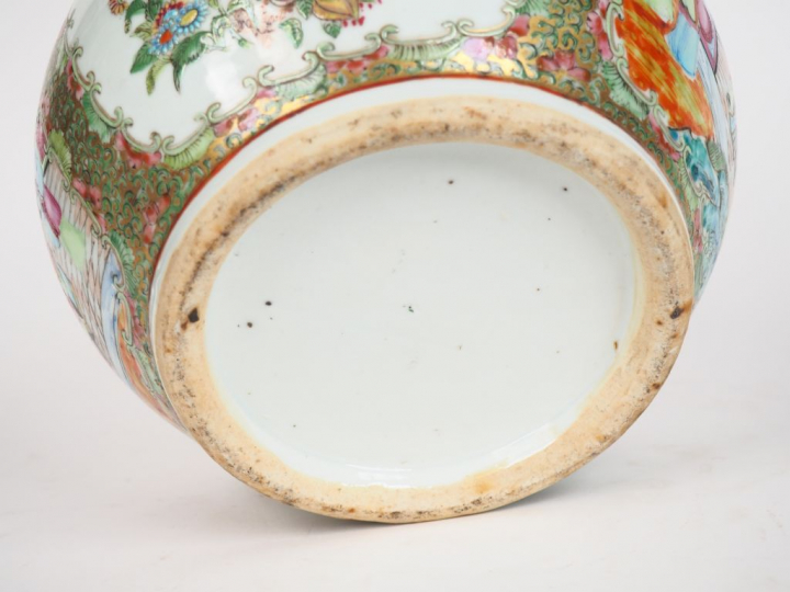 Chine, vers 1900, Vase pansu à long col en porcelaine et émaux de Cant