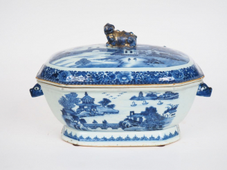 Vente aux enchères Compagnie des Indes XVIIIe siècle,  Terrine couverte en porcelaine ble