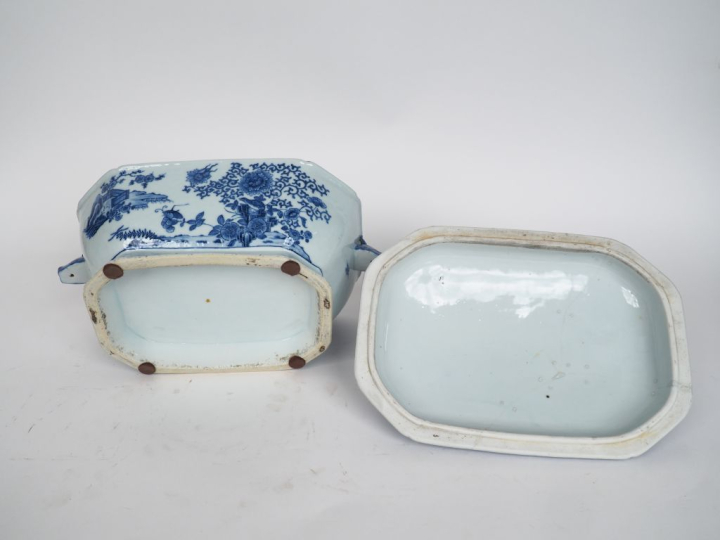 Compagnie des Indes XVIIIe siècle,  Terrine couverte en porcelaine ble