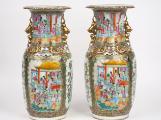 Vente aux enchères Canton, fin XIXe siècle,  Paire de vases de forme balustre en porcelai