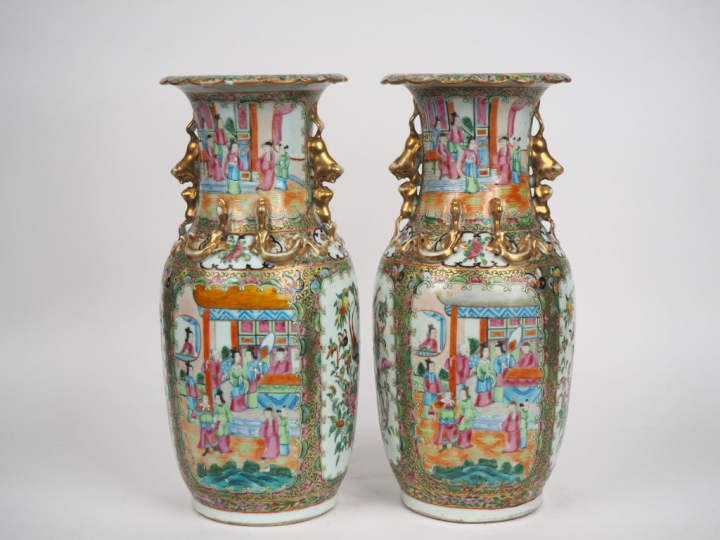 Canton, fin XIXe siècle,  Paire de vases de forme balustre en porcelai