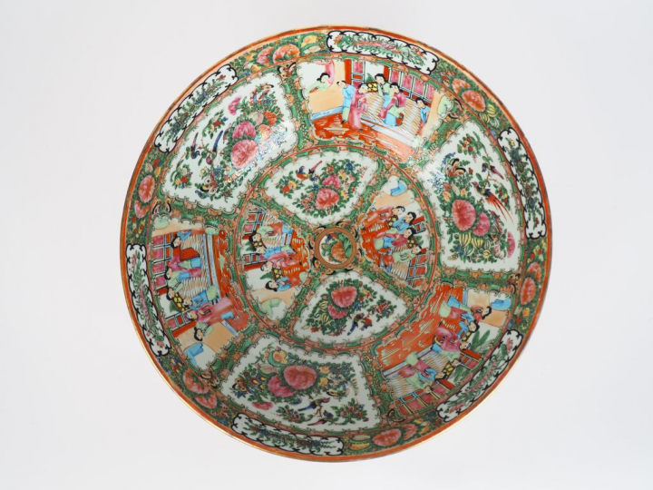 Canton, vers 1920  Important bol à punch en porcelaine et émaux de sty