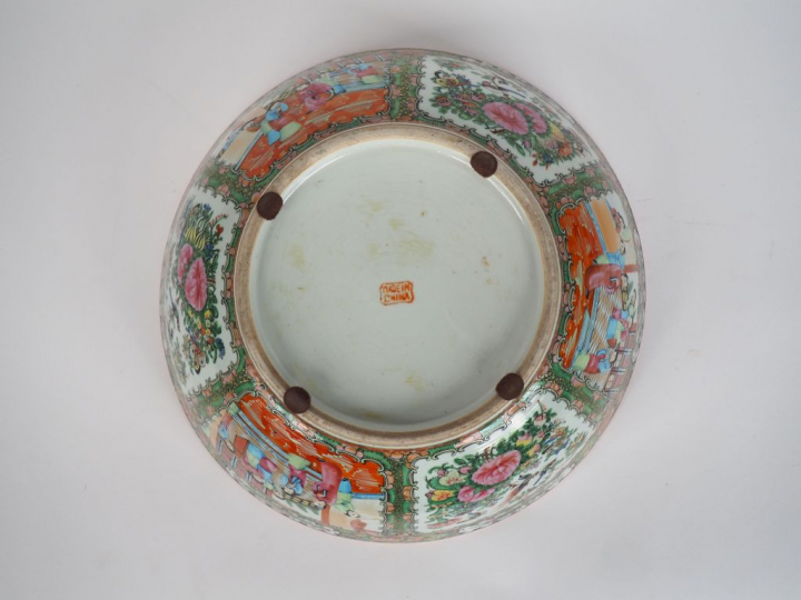 Canton, vers 1920  Important bol à punch en porcelaine et émaux de sty