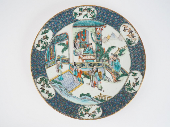 Canton, fin XIXe siècle, Important plat en porcelaine et émaux de la f