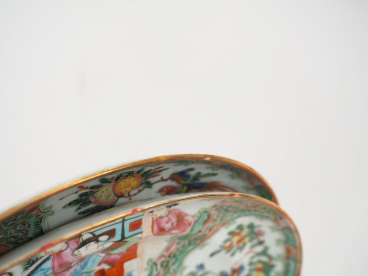Canton, fin XIXe siècle,  Paire d'assiettes en porcelaine et émaux de 