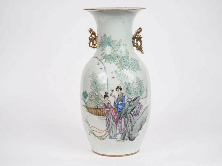Chine, Xxe siècle,  Vase balustre en porcelaine et émaux de style fami