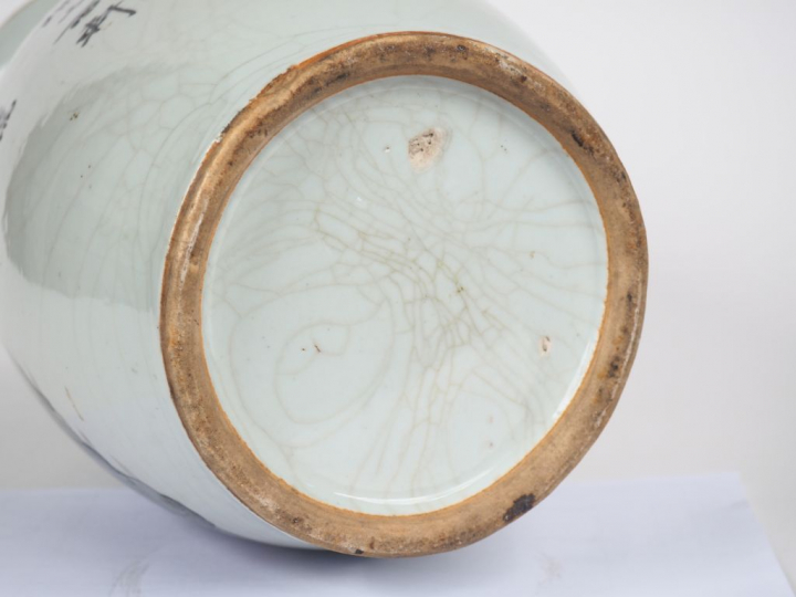 Chine, Xxe siècle,  Vase balustre en porcelaine et émaux de style fami