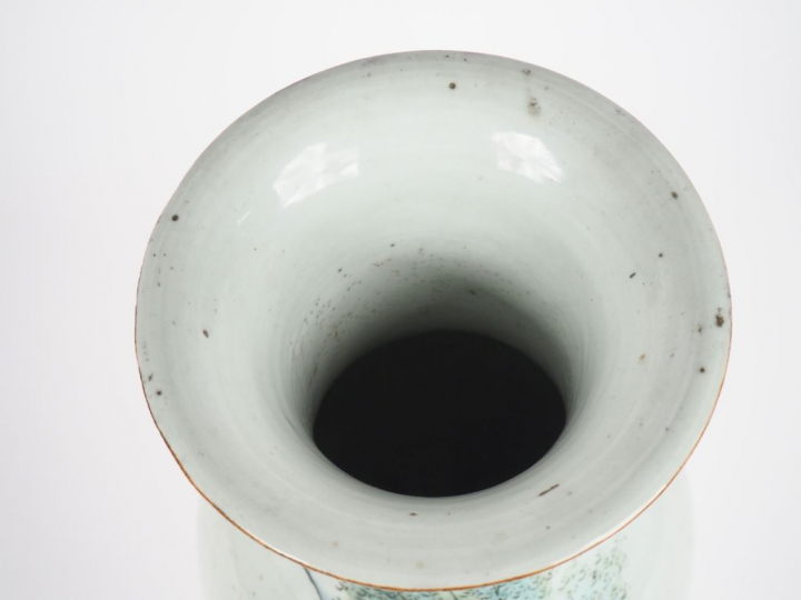 Chine, Xxe siècle,  Vase balustre en porcelaine et émaux de style fami