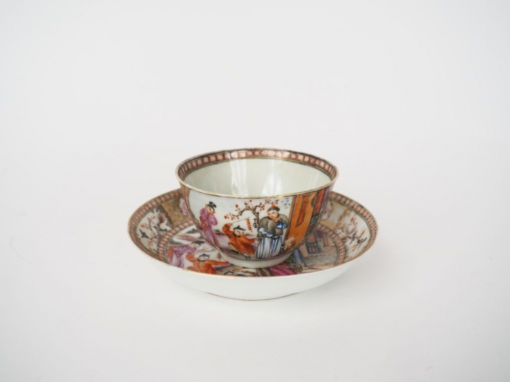Chine, XVIIIe siècle,  Tasse et sous tasse en porcelaine et émaux dit 