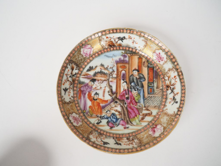 Chine, XVIIIe siècle,  Tasse et sous tasse en porcelaine et émaux dit 
