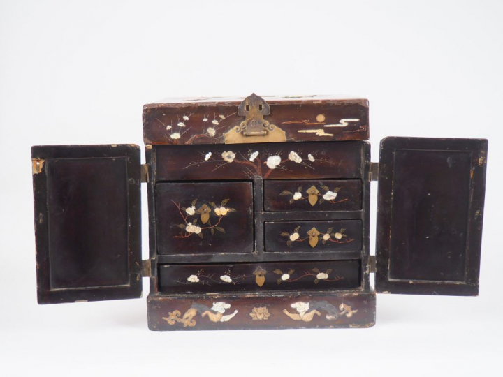 Chine, XVIIe siècle, Guanpixian à deux portes et abattant en laque ouv