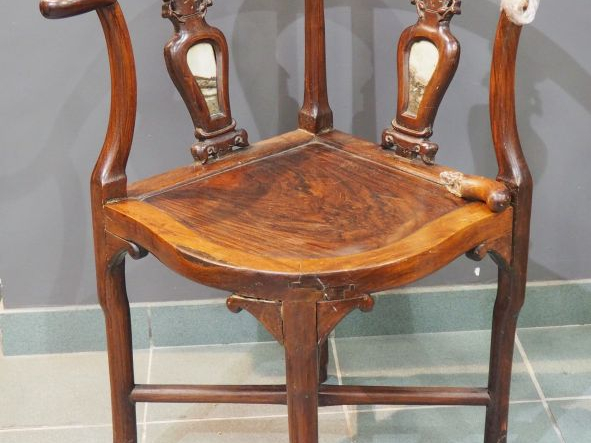 Chine, XVIIIe-XIXe siècle Petit fauteuil en bois dur à dossier et pied