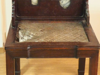 Vente aux enchères Fauteuil en bois dur à dossier orné de trois pierres de rêve. Les acco
