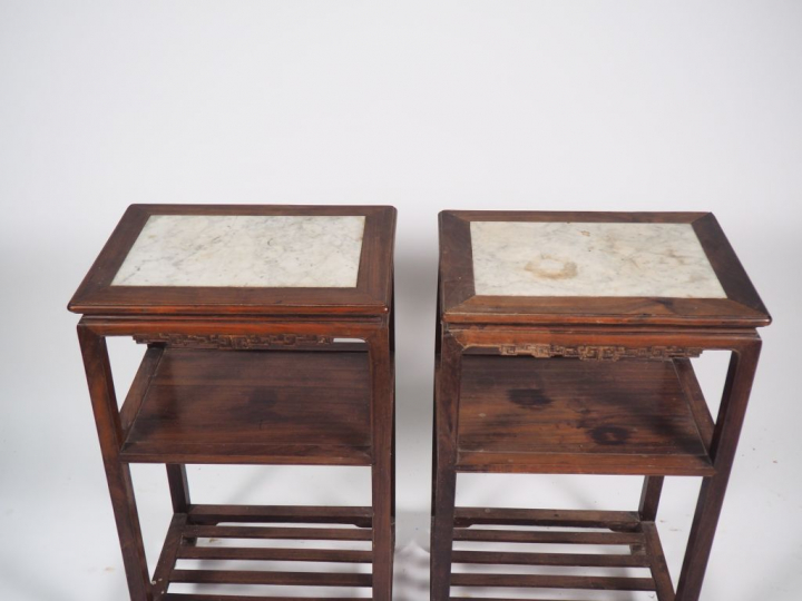 Chine, XXe siècle,  Paire de sellettes de forme quadrangulaire en bois