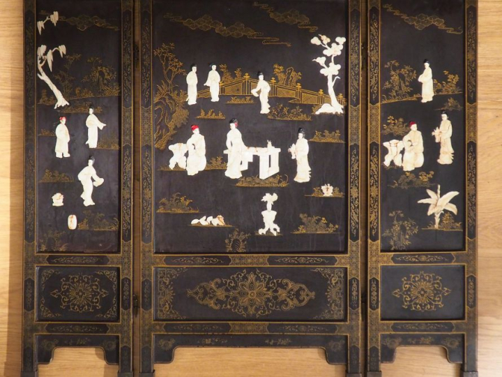 Chine, XXe siècle, Paravent à trois feuilles en laque noire et rehauts