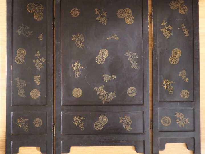 Chine, XXe siècle, Paravent à trois feuilles en laque noire et rehauts
