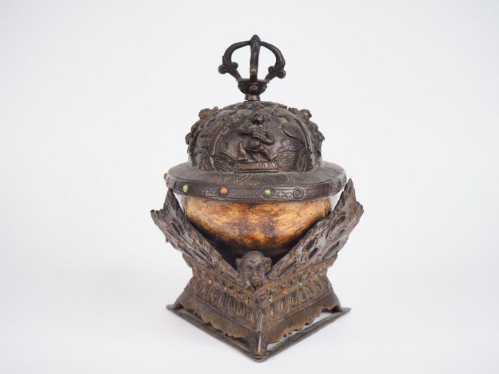 Tibet XVIIIe siècle, Kapala surmonté d'un couvercle en bronze à décor 