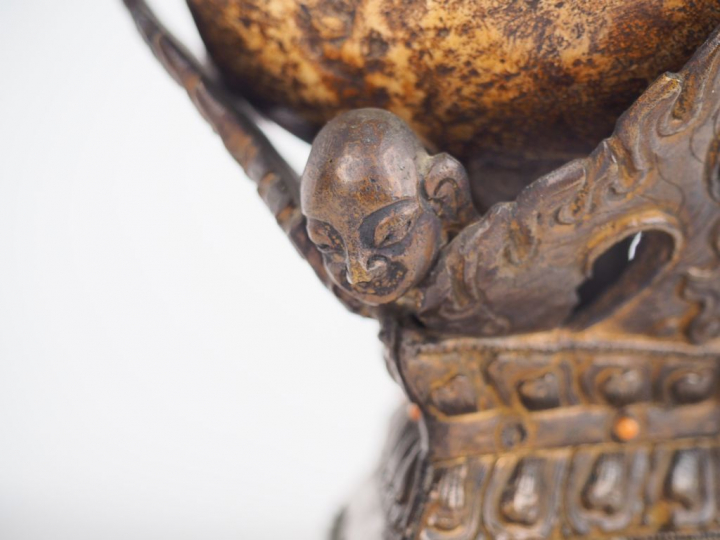 Tibet XVIIIe siècle, Kapala surmonté d'un couvercle en bronze à décor 