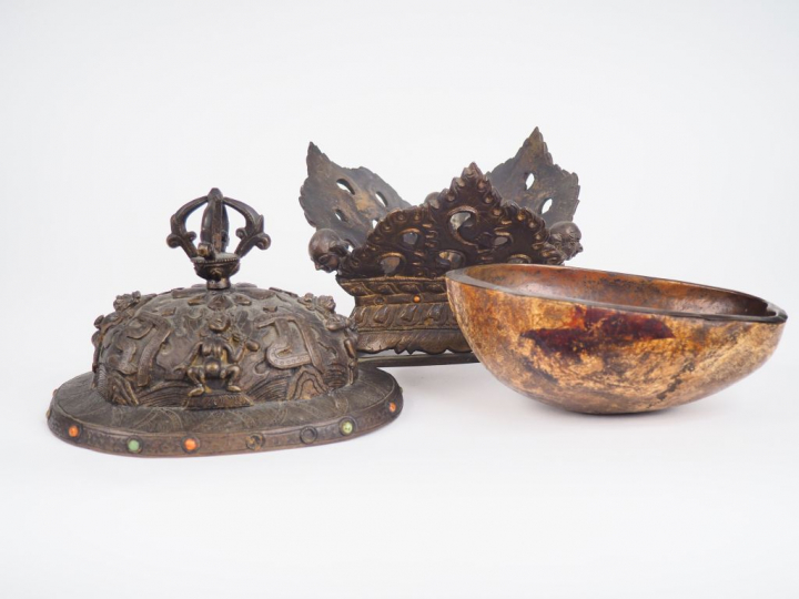 Tibet XVIIIe siècle, Kapala surmonté d'un couvercle en bronze à décor 