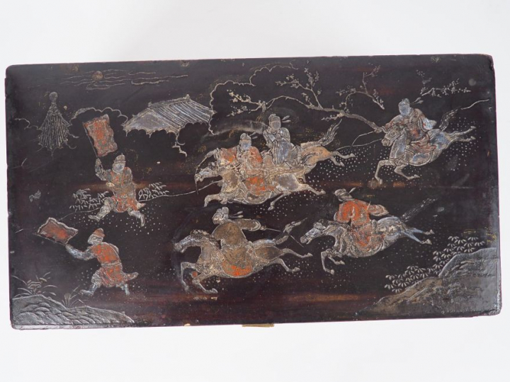 Chine, XVIIe siècle, Coffret en laque de Coromandel à décor de joutes 