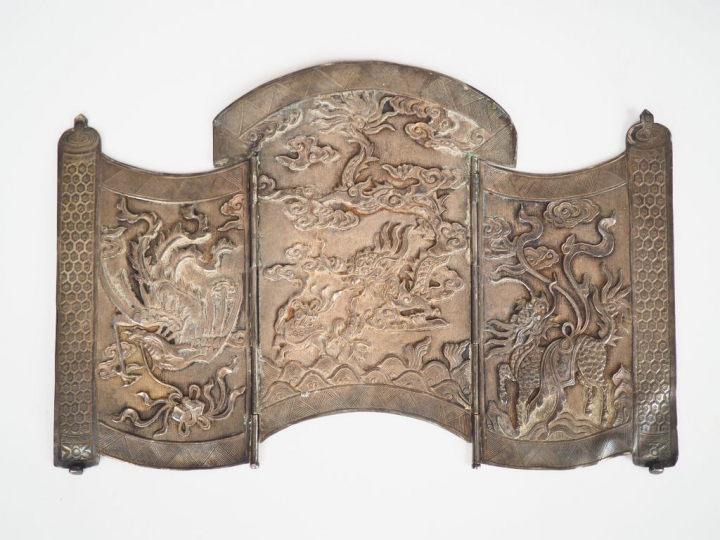 Indochine XXème. Tryptique en argent à décor double faces d'animaux et