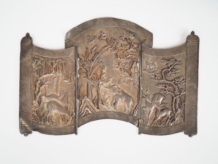 Indochine XXème. Tryptique en argent à décor double faces d'animaux et