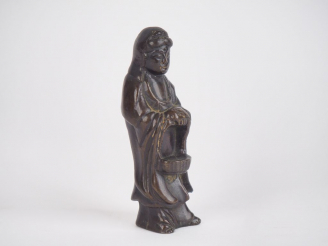 Vente aux enchères Chine, XVIIIe siècle,  Statuette de patine brune représentant une jeun