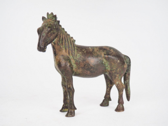 Vente aux enchères Chine, XXe siècle, Sujet en bronze représentant un cheval