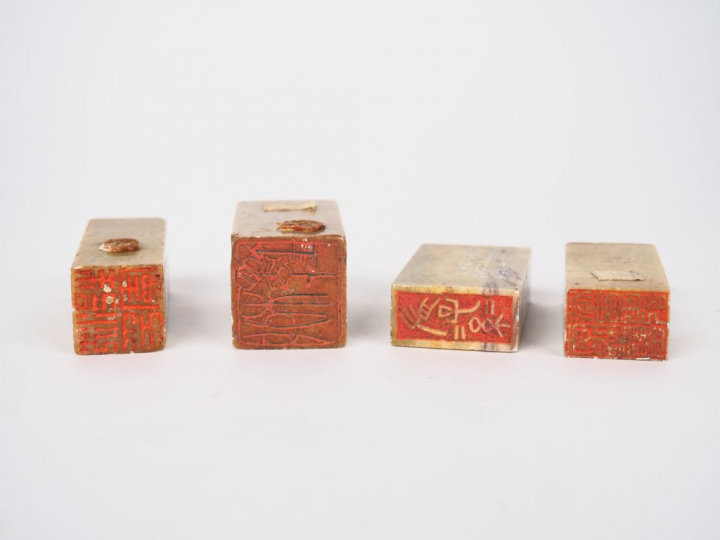 Chine vers 1900, Ensemble comprenant six sceaux en stéatite.  H. 3,7 c