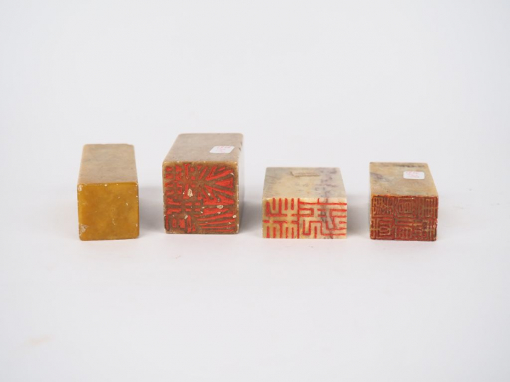 Chine vers 1900, Ensemble comprenant six sceaux en stéatite.  H. 3,7 c