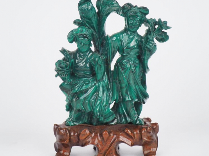 Chine XXe siècle,  Groupe en malachite sculpté de deux divinités tenan