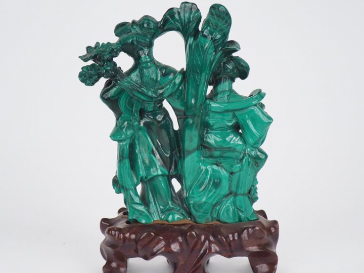 Chine XXe siècle,  Groupe en malachite sculpté de deux divinités tenan