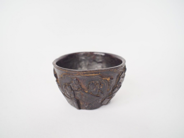 Chine, XVIIIe siècle,  Coupe en coco à décor en léger relief de scènes