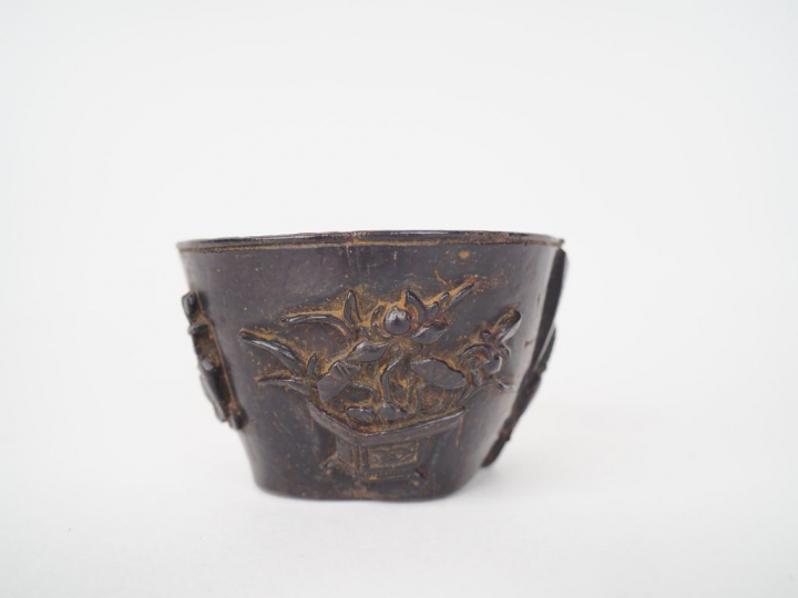 Chine, XVIIIe siècle,  Coupe en coco à décor en léger relief de scènes