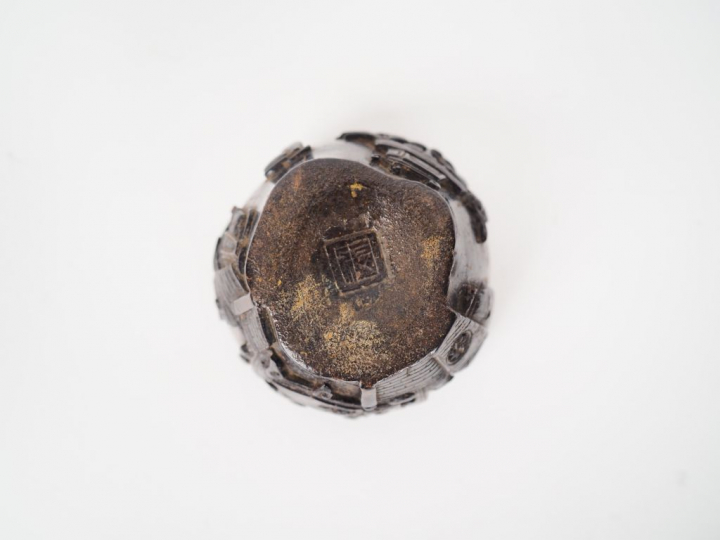 Chine, XVIIIe siècle,  Coupe en coco à décor en léger relief de scènes