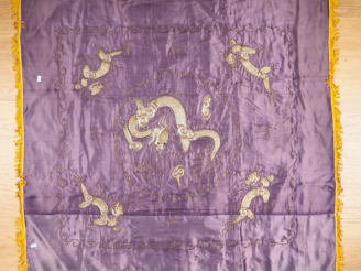Vente aux enchères Chine du Sud, vers 1900 Ensemble comprenant un tissu et un coussin ass