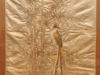 Indochine, vers 1920,  Importante broderie sur soie beige figurant un 