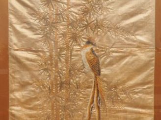 Vente aux enchères Indochine, vers 1920,  Importante broderie sur soie beige figurant un 