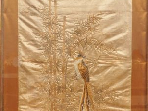 Indochine, vers 1920,  Importante broderie sur soie beige figurant un 
