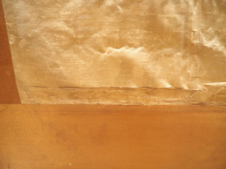 Indochine, vers 1920,  Importante broderie sur soie beige figurant un 